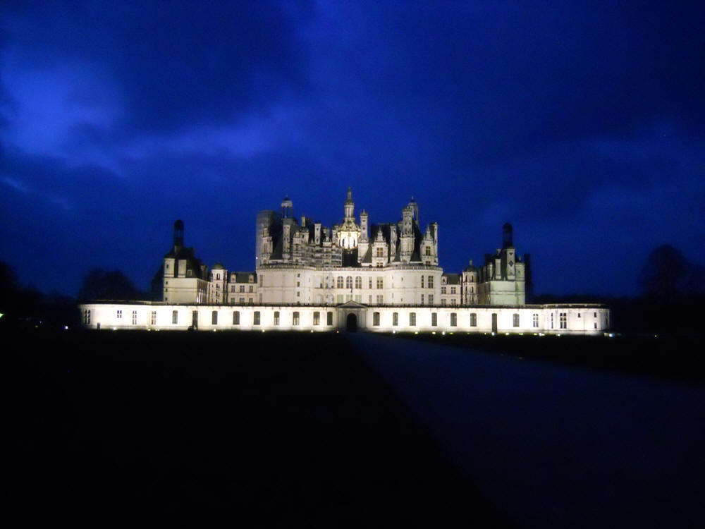 Un Chambord magnifiquement illuminé à la tombée de la nuit
