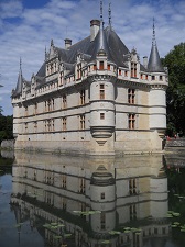 château d'Azay-le-Rideau, la Touraine en été : reflets dans l'Indre avec nénuphars et enfants jouant sur muret