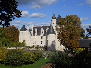das mittelalterliche Schloss und der Schlosspark im Herbst