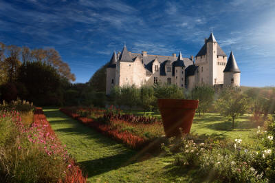 chateau et jardins du Rivau, pot de fleur géant, couleurs rouges