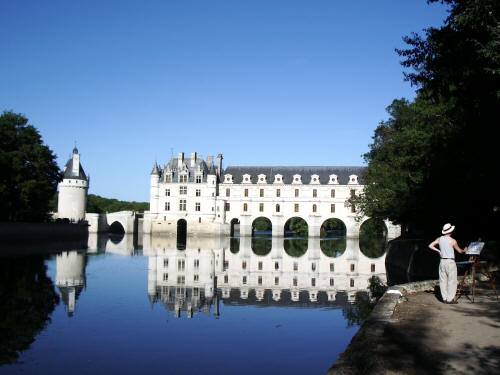 das Schloss Chenonceau widerspiegelt sich im blauem Cher Maler mit Strohhut im Sommer