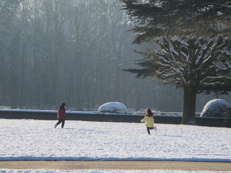 les enfants courent dans la neige