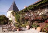 Chambres d'hôtes, tourelle et galerie en fleurs