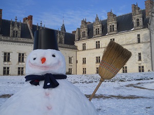 Bonhomme de neige réalisé en plein hiver par les courageux jardiniers du château royal d'Amboise