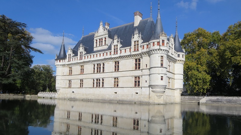 château d'Azay-le-Rideau et ses reflets dans l'Indre