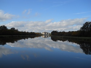 Château de Chambord en automne, effet de miroir avec les nuages, rêve réalisé de François 1er