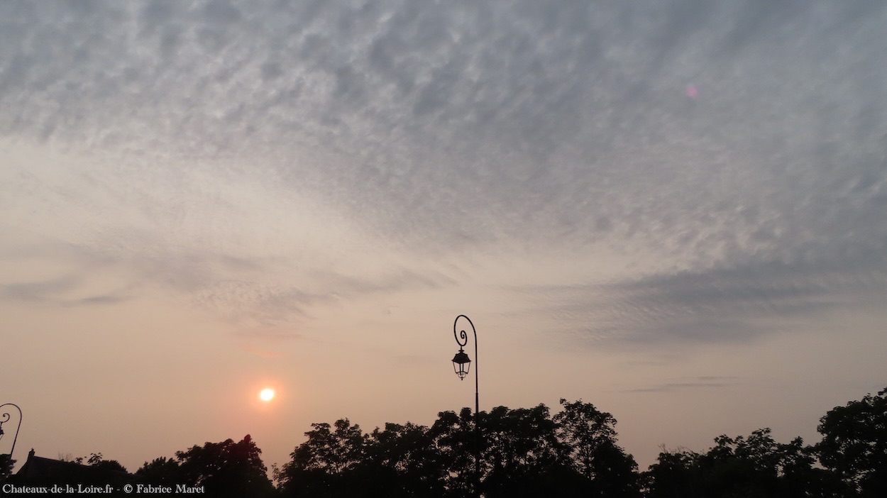 Ciel de Blois le 3 juin 2025 ciel voilé soleil orangé en raison des incendies au Canada