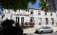 Hotel de la sologne facade the street and the keep