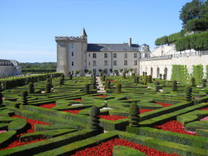 villandry, les jardins en croix, haies de buis et donjon